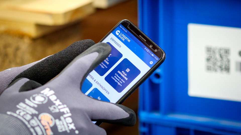 Mit Barcode und Smartphone-App erlaubt die neue Logistiklösung, die aktuelle Position von Ladungsträgern in ein transparentes System einzuspeisen.
