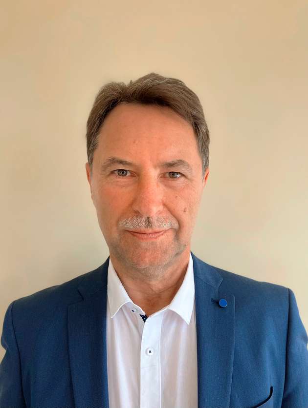 Werner Flögel, Consultant Officer Strategic Innovation bei Gemü: Gemü arbeitet intensiv an Lösungen für modular vernetzte Systeme und Sicherheit in der Produktion. In den letzten Jahren haben wir eine führende Rolle bei der Produkt-Rückverfolgbarkeit  von Prozessventilen eingenommen. Wir haben mit der Integra­tion von RFID-Tags in Kern-Bauelementen die Basis für eine eindeutige Identifikation und die Optimierung der Prozesssicherheit geschaffen. Zudem setzen wir auf der Achema Impulse zur vernetzten Automation mit unseren elektrischen Ventilantrieben der easy-Antriebsbaureihen. Auch im Bereich der Energiepolitik unterstützen wir die Transformation mit Lösungen für die Wasserstoffgewinnung. Lassen Sie sich auf der Achema 2022 mit neuesten Informationen zu Digitalen Zwillingen und smarten Lösungen begeistern.