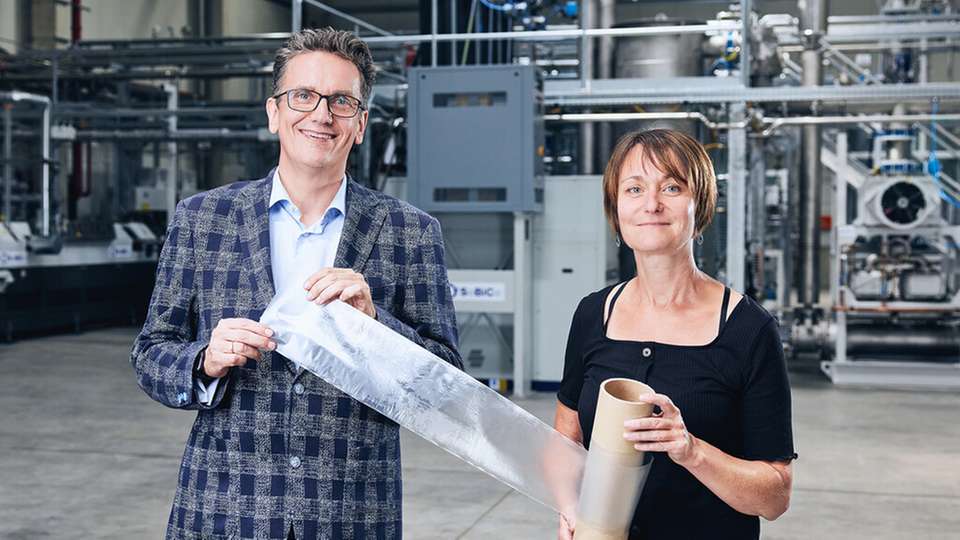 Dr. Gerald Hauf, Geschäftsführer der Polymer-Gruppe und Dr. Antje Lieske, Leiterin der Abteilung „Polymersynthese“ am Fraunhofer IAP eröffnen mit innovativen PLA-Copolymeren neue Anwendungsfelder für Biokunststoffe.