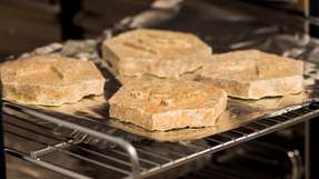 Nach dem Trocknen im Ofen hat der nachhaltige Baustoff ähnliche Dämmwerte wie Styropor.