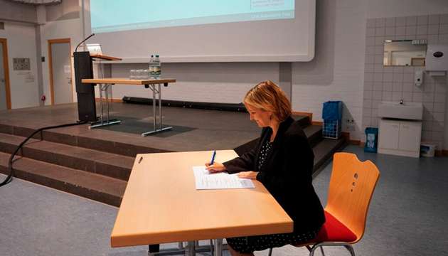 Die rheinland-pfälzische Umweltministerin unterschreibt den Kooperationsvertrag.