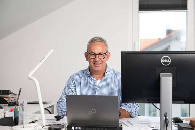 Wolfgang Reitberger-Kunze, Geschäftsführer / Managing Director, ICT Suedwerk: Auf über 90 m2 stellt die ICT Suedwerk gemeinschaftlich mit ihren beiden Kooperationspartnern – dem ZFW – Zentrum für Wärmemanagement – und der Nucletron unterschiedlichste innovative Wärmemanagement-Lösungen aus. Und es gibt ein weiteres Debüt, denn am Gemeinschaftsstand werden in diesem Jahr auch die unter dem Dach der Nucletron Electronic weiteren beiden zugehörigen Tochter Unternehmen die HVC-Technologies wieder mit ihren Produkten und Dienstleistungen den Geschäftsbereich Industrie-Leistungselektronik komplettieren und abrunden.Kunden und Interessenten werden somit die verschiedensten Dienstleistungen, TIM Test- und Messapparaturen, Produkte, Anlieferungsformen und Fertigungsmöglichkeiten am Messestand veranschaulicht dargeboten.
Halle 7, Stand 145