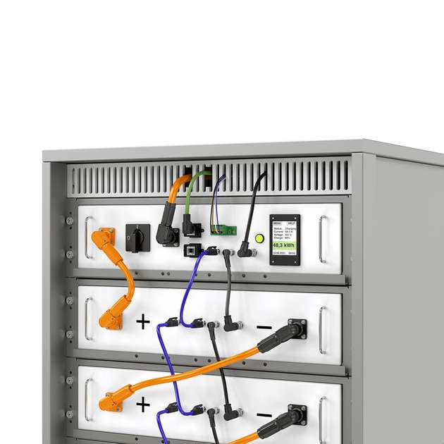 Mehrere Batteriemodule inklusive einer Power-Control Unit, mit PCU an oberster Position, können zu einem Batterie-Rack zusammengefasst werden. 