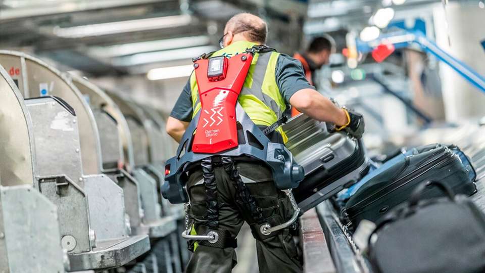 Das intelligente Echtzeit-Ergonomie-Frühwarnsystem des Exoskeletts beugt Fehlhaltungen und falschen Hebetechniken vor und verhindert so überlastungsbedingte Fehler und Verletzungen.