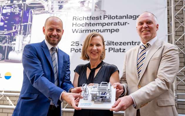 Christian Bruch (Vorstandsvorsitzender von Siemens Energy, links) und Tanja Wielgoß (Vorstandsvorsitzende von Vattenfall Wärme Berlin, Mitte) starten das Projekt „Qwark3“.
