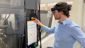Philipp Hesse, wissenschaftlicher Mitarbeiter der Fachgruppe „Produktentstehung“ am Heinz Nixdorf Institut, beim Test einer AR-Brille