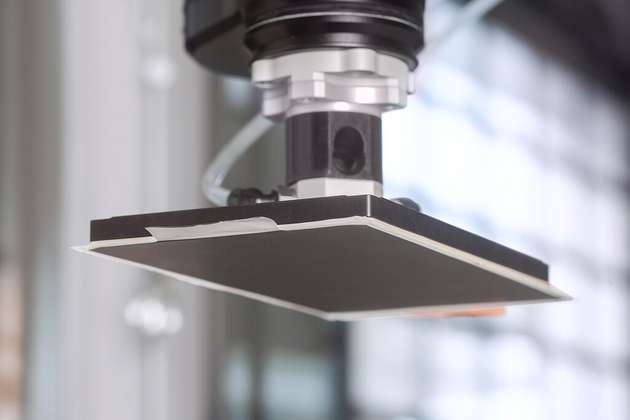 Der Spezialgreifer STGG greift und platziert die Anode, ohne die empfindliche Graphitschicht zu kontaminieren.