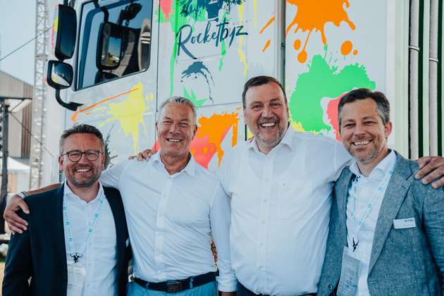 v.l.n.r. André Steinau (GP Joule Hydrogen), Dirk Graszt (Clean Logistics), Dirk Lehmann (Clean Logistics), Dr. Daniel Gerner (GP Joule Hydrogen) vor dem neuen Wasserstoff Zero Emission Truck „Fyuriant“