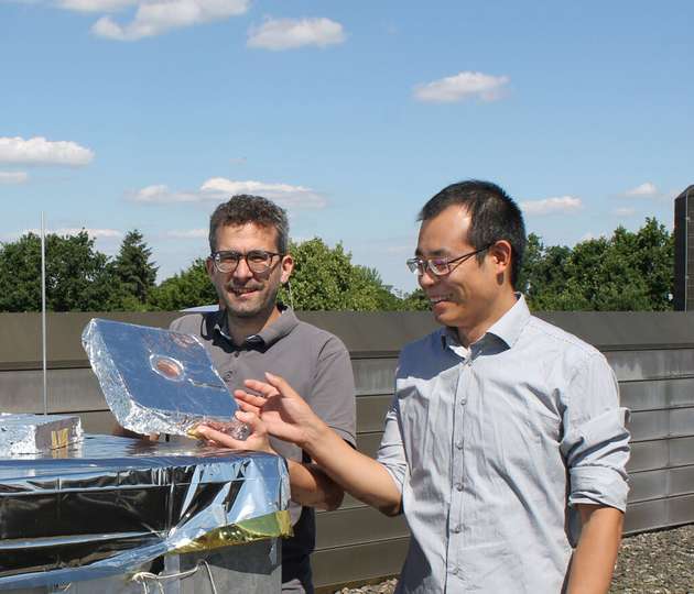 Prof. Dr. Markus Retsch und Dr. Qimeng Song inspizieren eine Probe, wie sie bislang im Rahmen von Feldversuchen untersucht wurde. Sonniges Wetter ist hierfür eine Grundvoraussetzung.