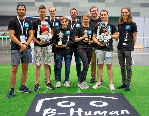 Siegerfoto mit den Teammitgliedern, die zum RoboCup nach Bangkok gereist sind.