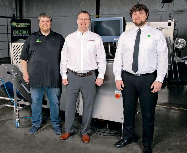 Senior-Ingenieur Kenneth Hobbie (l.) und Vice President of Technology Kyle Knudsen (r.) arbeiteten bei Konstruktion und Programmierung eng mit dem regionalen Beckhoff-Vertriebsingenieur Brandon Snell (Mitte) und anderen Beckhoff-Teammitgliedern zusammen.