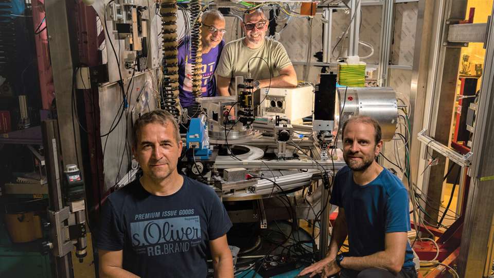 Die beteiligten Forscher: Michael Jentschel, Carlo Paolo Sasso, Enrico Massa and Hartmut Lemmel (v.l.n.r.)