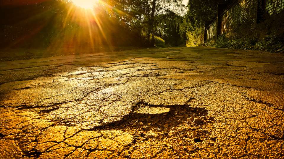Bei der Aufbereitung von teerhaltigen Straßenaufbrüchen sind Rohstoffverlust und CO2-Ausstoß hoch.