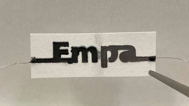 Die Papierbatterie besteht aus zwei in Reihe geschalteten elektrochemischen Zellen an den beiden Enden des Papierstreifens, die durch eine Wasserbarriere (zwischen den Buchstaben „m“ und „p“) getrennt sind.