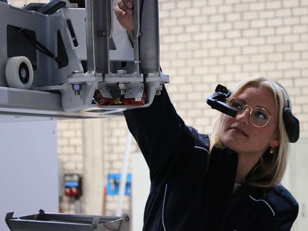Mit den Smart Glasses sieht der Beumer Customer Support das gleiche wie der Träger vor Ort und kann den Kunden die richtigen Handgriffe direkt vorgeben.