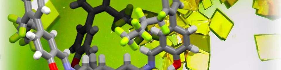 Im Hintergrund: lichtmikroskopische Bilder des einkristallinen Materials der formstabilen Käfigverbindung. Im Vordergrund: Stabmodell der Einkristallstruktur, grau: Kohlenstoff, weiß: Wasserstoff, rot: Sauerstoff, blau: Stickstoff und grün: Fluor.