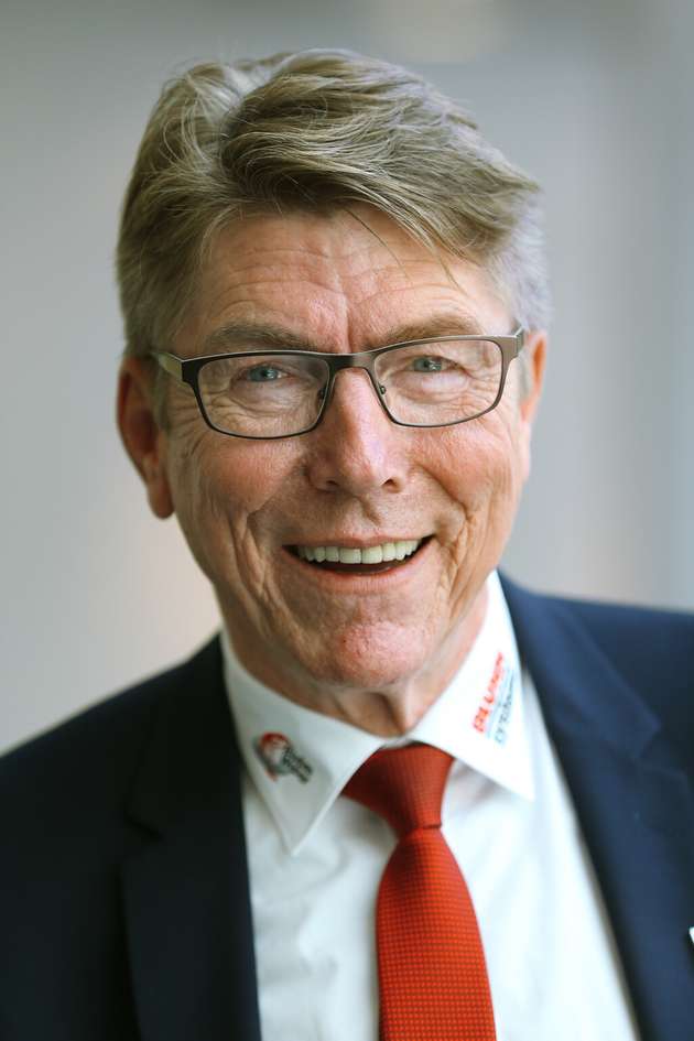 Andreas Koch, Vertriebsdirektor, Bluhm Systeme: Im Kampf gegen Lebensmittelfälschungen würde sich eine Kombination aus Serialisierung und Erstöffnungsschutz anbieten, wie sie zurzeit beispielsweise in der Pharmaindustrie praktiziert wird. Hier vergibt eine unabhängige Stelle randomisierte Seriennummern, die in Klarschrift und verschlüsselt als Datamatrix-Code auf die Verpackungen aufgebracht werden müssen. Darüber lässt sich die Originalität des Produkts jederzeit nachweisen. Zusätzliche Sicherheit bietet ein Sicherheitssiegel, das entlang der gesamten Lieferkette erkennbar macht, ob die Verpackung bereits geöffnet wurde.