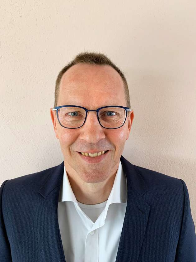 Markus Rosenkranz, Global Business Manager Serialization, Rockwell Automation:Track & Trace ist eine wichtige Komponente gegen Lebensmittelbetrug. Durch die Gewährleistung der Rückverfolgbarkeit innerhalb der gesamten Lieferkette können Produktfälschungen frühzeitig und sicher erkannt werden. Gleichzeitig beugt die zugrundliegende Technologie Aktivitäten auf dem Grauen Markt vor und ermöglicht ein effizienteres Rückrufmanagement für den Fall der Fälle. Neben diesem effektiven Schutz gegen Lebensmittelbetrug bietet Track & Trace den Anwendern aber auch noch weitere Vorteile: Gesetzliche Vorschriften – in der Lebensmittelproduktion bekanntermaßen besonders relevant – lassen sich leichter einhalten und die Effizienz der Lieferkette kann durch genaue und aussagekräftige Daten gesteigert werden. Für mich ist das Fazit daher klar: Nicht nur wird dem Lebensmittelbetrug durch Track-&-Trace-Systeme ein Riegel vorgeschoben – Unternehmen profitieren auch durch zahlreiche weitere Vorteile, die diese Technologie bietet!