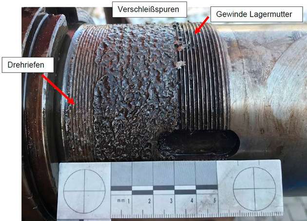 Der Lagersitz des Festlagers nach Demontage mit Drehriefen und Verschleißspuren.