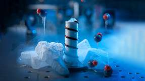Ein neuer Mikrowellen-„Kühlschrank“ kann polare Moleküle erstmals bis auf wenige Nanokelvin herunterkühlen.