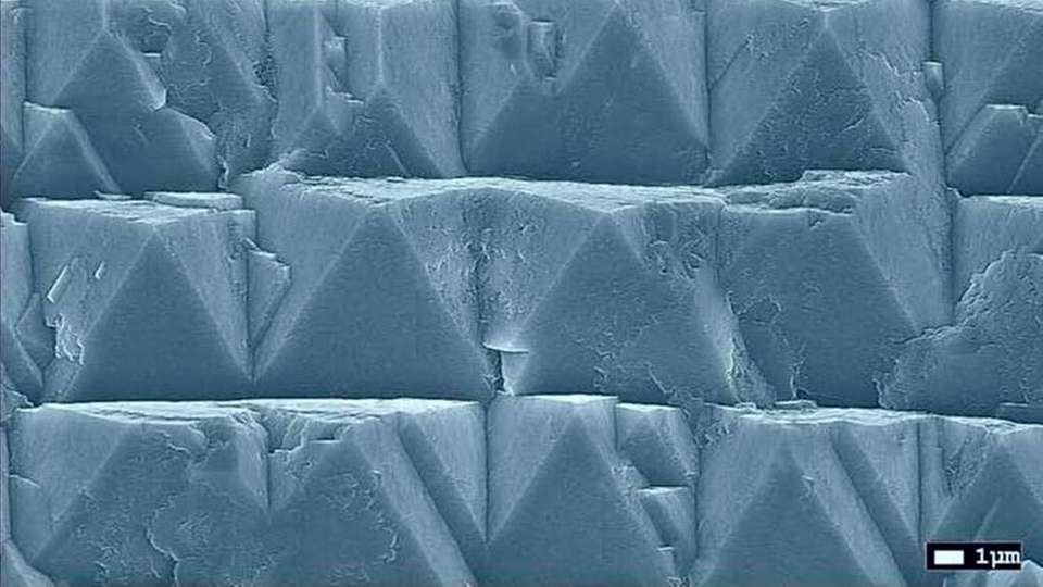 Elektronenmikroskopische Aufnahme einer frühen Wachstumsphase von Diamant auf einem Wafer
