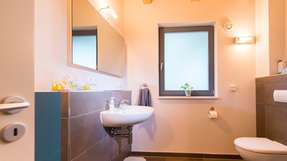 Die Infrarotheizung als Badezimmerspiegel sieht gut aus und spendet mit kurzer Aufheizzeit bei Bedarf Wärme.