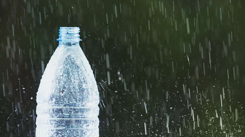 Professorin Laura Gagliardi und ihr Team stellen sich eine Wasserflasche vor, die immer Wasser aus der Luft aufnehmen kann – und sie ist kurz davor, Realität zu werden.