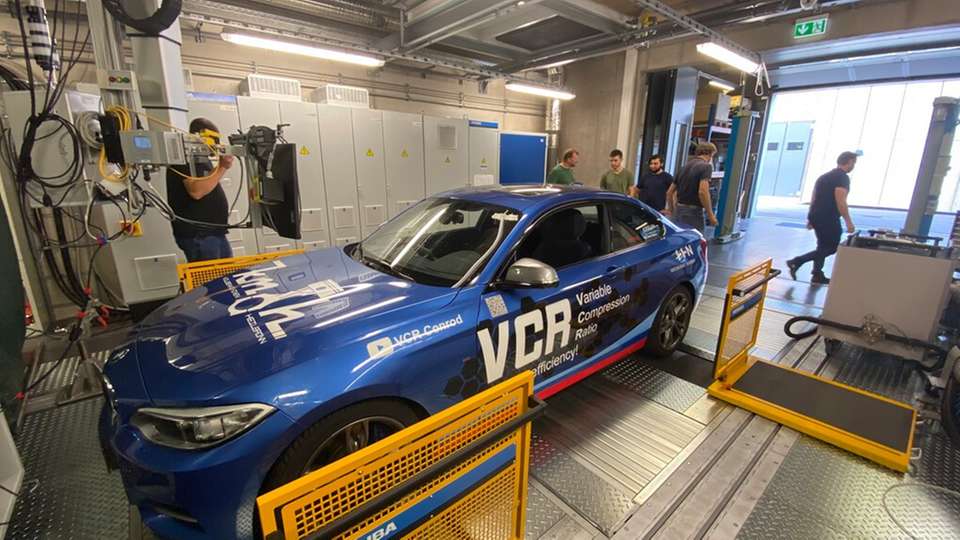 Das Prototypenfahrzeug mit dem „variable compression ratio“ der Hochschule Heilbronn auf dem Fahrzeugrollenprüfstand der Hochschule Coburg