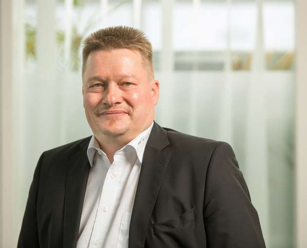 Georg Schick, Strategic Product Manager Track & Trace, Uhlmann Pac-Systeme: Mit Track & Trace bieten wir umfassende Lösungen zur Nachverfolgung von Arzneimitteln und Medizinprodukten, die die gesetzlichen Regularien erfüllen. Doch nicht nur hier kommt Track & Trace zum Einsatz – auch zu Zwecken des Markenschutzes stellen wir Lösungen für unsere Kunden zur Verfügung, mit denen sie ihre Produkte im Verpackungsprozess nachverfolgen können. Durch Produktpiraterie verursachte Imageschäden sind enorm. Um diese zu verhindern, bieten wir Komplettlösungen aus einer Hand: Hierzu zählt der Maschinenbau, die dazugehörige Software sowie individuelle Beratung. All diese Services können wir mit eigenem Know-how und Entwicklern aus dem Hause Uhlmann abdecken. Für uns steht dabei der Schutz des Endverbrauchers – sei es in der Pharmazie als Patient oder aber auch als Konsument von Lebensmitteln – an erster Stelle.