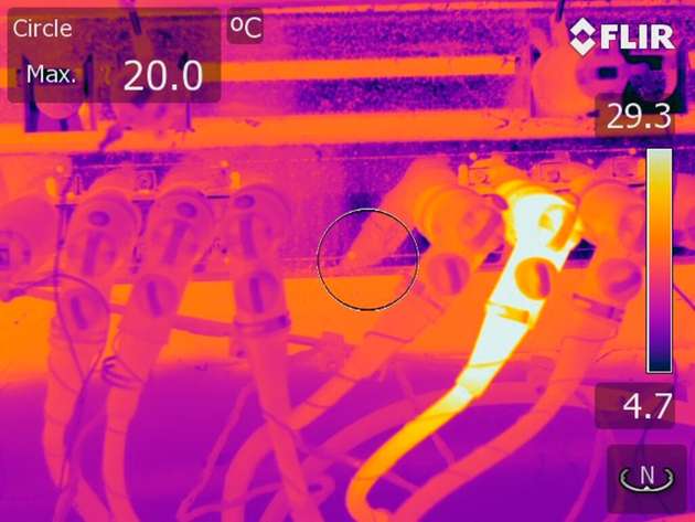 Durch regelmäßige thermische Inspektionen können Wartungsfachleute Hotspots an elektrischen Geräten rechtzeitig erkennen und genau lokalisieren.