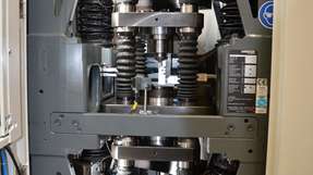 Die Firma Baumüller liefert ein regelbares Antriebssystem für die neuentwickelte elektrische Pulverpresse von Maschinenfabrik Lauffer.