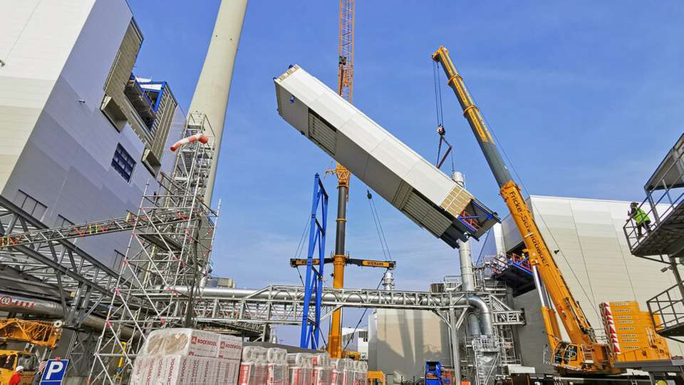 Die erste Hälfte der Förderbrücke wurde bereits am Donnerstag eingehoben.