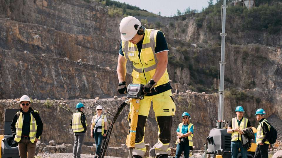 Steine brechen im Steinbruch Oetelshofen: Diese Live-Vorführung der handgehaltenen Abbruchwerkzeuge gehörte für viele der 180 Besucher des Open-Air-Events von Atlas Copco Anfang Juni in Wuppertal zu den eindrücklichsten Erfahrungen.