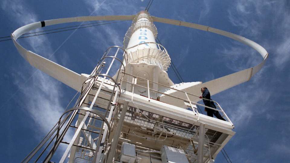 Ein historisches Foto der experimentellen, vertikalachsigen Windturbine mit 34 m Durchmesser, die in den 1980er Jahren in Texas gebaut wurde, von den Sandia National Laboratories.