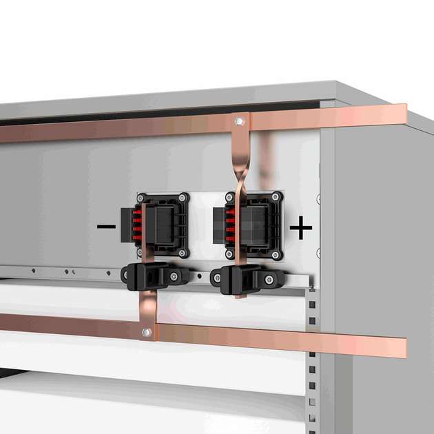 Steckverbinder für den Anschluss auf der Stromschiene erleichtern die Installation von Einschubsystemen in Energiespeichern.