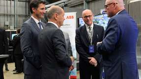 Joachim Braun, ABB Process Industries President, und Andrew Stuart (rechts), CEO von Hydrogen Optimized, führen ein Gespräch mit dem kanadischen Premierminister Justin Trudeau (links) und dem deutschen Bundeskanzler Olaf Scholz.