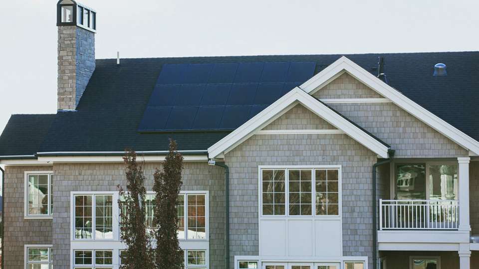  Mieterstrom, welches durch Solaranlagen auf den Dächern von Mehrparteienhäusern erzeugt wird, kann das öffentliche Netz entlasten.