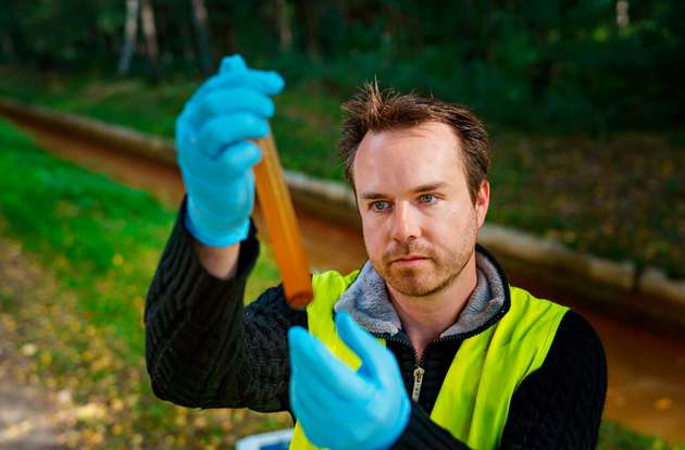 Welche Wertstoffe stecken im Grubenwasser? Dr. Bastian Reker vom Forschungszentrum Nachbergbau untersucht das Potential neuer Aufbereitungstechnologien.