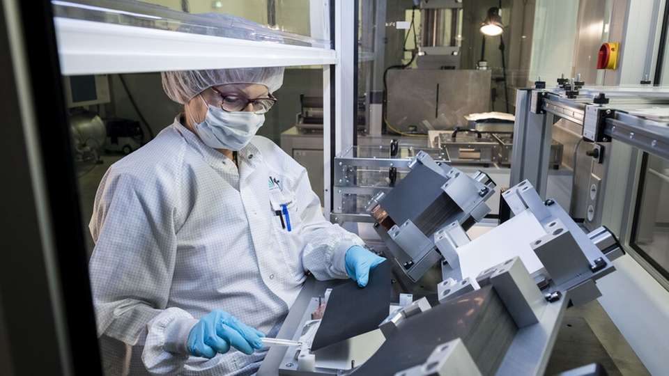 Manuelle Zellfertigung im Batterietechnikum. Dieses bündelt die Kompetenzen des KIT entlang der gesamten Wertschöpfungskette von Batterien.