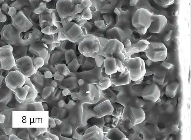 Rasterelektronenmikroskop-Aufnahme einer Kompositmembran: Durch die nur 0,5 nm großen Poren der Zeolithschicht diffundieren die Ethylacetat-Moleküle auf die andere Seite der Membran.