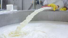 Molke entsteht als Nebenprodukt beispielsweise bei der Käseproduktion.