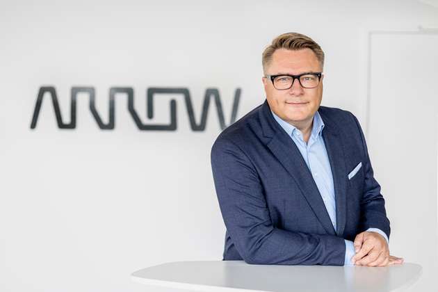 Jörg Strughold, President EMEA Components bei Arrow Electronics: Das sich schnell verändernde und komplexe makroökonomische Umfeld, um nur Inflation und Energiewirtschaft zu nennen, bleibt äußerst herausfordernd. Dem gegenüber stehen gut gefüllte Auftragsbücher und andererseits große Megatrends und Wachstumstreiber, an denen die Elektronikindustrie entscheidenden Anteil und eine Schlüsselrolle haben wird. Dazu zählen unter anderem die „Elektrifizierung von allem“, Smart Everyting, Energie-Management und autonom arbeitende Maschinen. Eine bedeutende Chance für alle Player in unserer Industrie, vom Hersteller über den Distributor bis zum Endkunden, können wir mit neuen Technologien und Innovationen in diesen Bereichen doch die großen Themen adressieren, denen sich die Gesellschaft heute gegenübersieht.