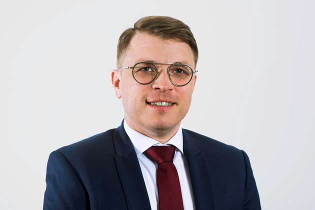 Raphael Binder, CEO bei Syslsogic: Erstens: Anhaltende Herausforderungen bei der Beschaffung. Wir erhalten keine verlässlichen Preis- und Terminangaben von Lieferanten. Entsprechend schwierig ist es, unseren Kunden verbindliche Angebote zu machen. Hier braucht es vereinte Kräfte, um wieder mehr Stabilität herzustellen. Zweitens: Die Elektronikbranche muss ökologischer werden. Einerseits, was den Abbau von Rohstoffen, andererseits – und hier sehen wir enormes Potenzial – was das Recyclen ausgemusterter Geräte anbelangt. Drittens: Know-how bei der Chip-Herstellung zurückholen. Die letzten Jahre haben gezeigt, dass geografische Abhängigkeit in Extremsituationen zu Problemen führt. Es ist wünschenswert, die Chipherstellung teilweise wieder lokal anzusiedeln.