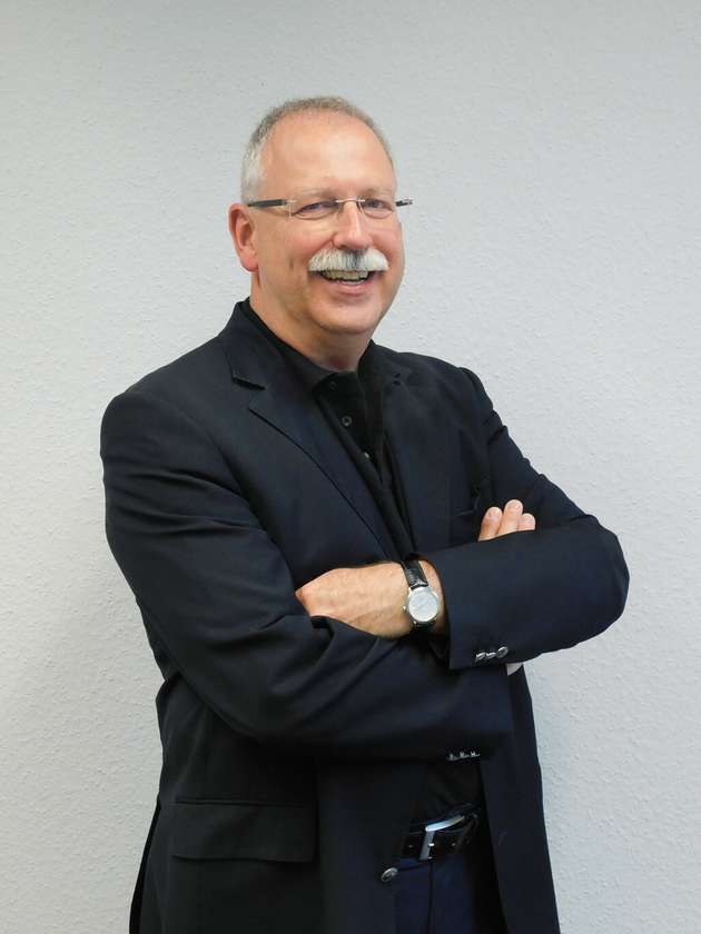 Detlef Fritsch, Geschäftsführer bei Weco Contact: Unsere Branche ist derzeit mit der ausreichenden und zeitgerechten Beschaffung von Metallen jeglicher Art und der anschließenden Oberflächenvergütung durch Galvanisierer beschäftigt. Wir befürchten, dass durch eine vollständige Belieferung durch die Halbleiter-Industrie die nächste Metallverknappung entstehen könnte, da dann wiederum die Automobilindustrie ihren Bedarf erhöhen wird. Wir müssen uns daher viel intensiver mit den gesamten Lieferketten vom Grundmaterial bis hin zur veredelten Ausführung auseinandersetzen. Durch die geänderte Versorgungslage ist unsere Zielvorgabe der Lieferantenreduzierung überholt und das neue Ziel ist es, mehrere Lieferanten von Grundmaterialien aufzubauen.