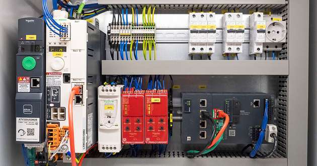 Eine gute Nachricht für den Maschinenbau: Nun verfügen auch SPS-Steuerungen über eine API-Anbindung.