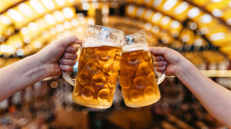 Für eine sichere Bierversorgung greifen einige der größten Festzelte wie das Paulaner mit Platz für mehr als 8.000 Gäste auf eine Bier-Ringleitung zurück: Aus gewaltigen Tanks, die teilweise mehrere zehntausend Liter fassen, gelangt der kühle Gerstensaft mit einer Geschwindigkeit von 25 cm pro Sekunde ins Zelt.