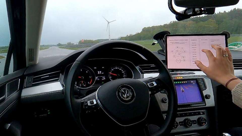 Die Experimentalgruppe der Studie musste eine visuell beanspruchende Nebentätigkeit an einem fest im Fahrzeug installierten Tablet während der automatisierten Fahrt zu bearbeiten.