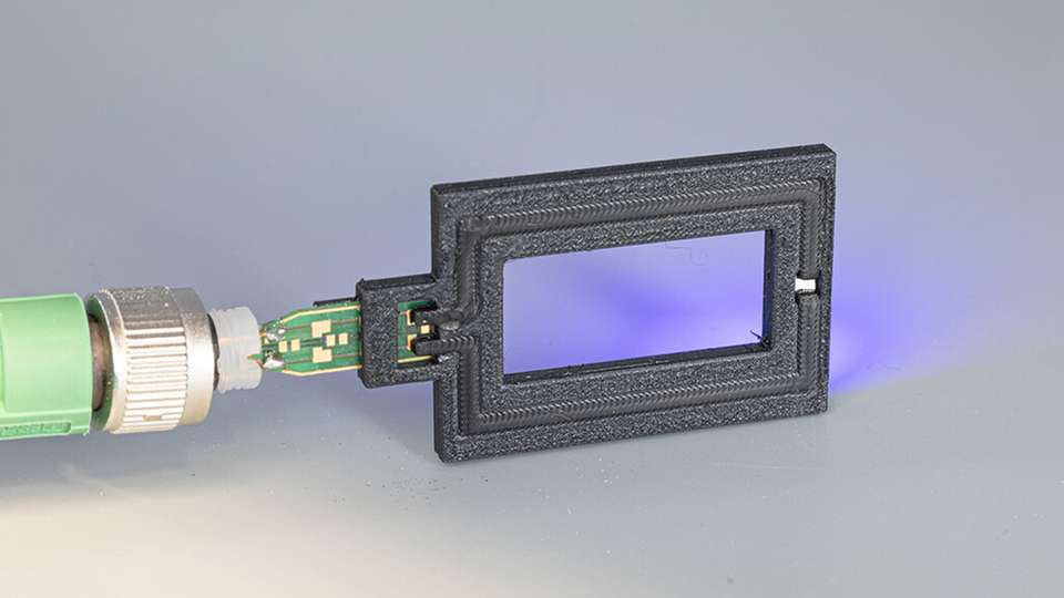 LED-Demonstrator mit integrierter Leiterplatte, gedruckter TPE-Leiterbahn, kontaktierter LED und isolatorischem PBT-Gehäuse.