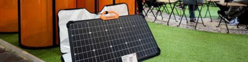 Die tragbaren Jackery-Solarpanele können gefaltet und mit Gurten befestigt werden, um sie einfach zu tragen und zu benutzen.