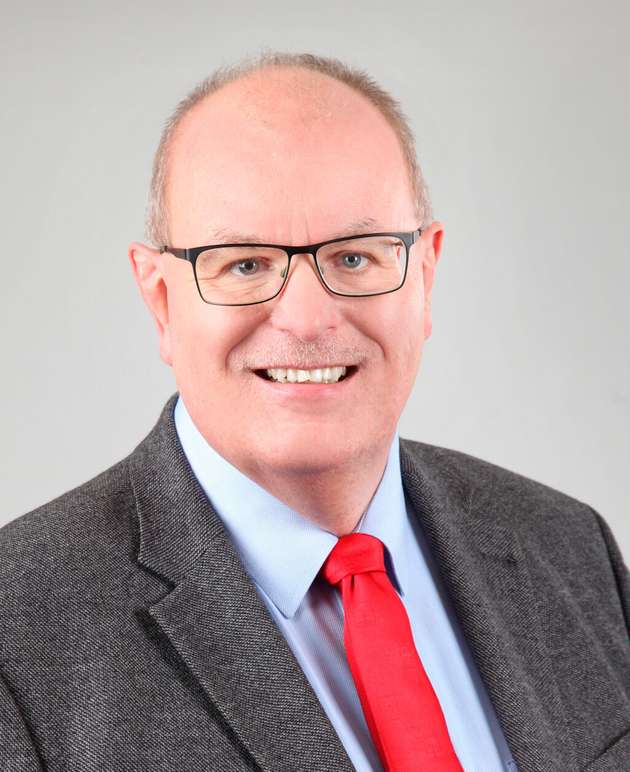 Thomas Lantermann: Senior Consultant Digitalization bei Mitsubishi Electric: Klare Grenzen gibt es nicht. Meiner Meinung nach sind sie fließend. Es zeigt sich aus unserer Erfahrung heraus, dass Kunden im Endeffekt eher Lösungen ohne KI einsetzen, obwohl sie sich bewusst mit der KI Thematik beschäftigt haben. Mit den alt hergebrachten Methoden wie SPC, Multiple Regression oder der MT Methode kommt man im Zweifel schnell zu einer Lösung. Fakt ist, dass das Erstellen von erfolgreichen KI Modellen von der Quantität und vor allem von der Qualität der Daten abhängt. Durch die Auswahl unrelevanter Lerndaten kann das Ergebnis verfälscht werden. KI wird immer wichtiger und kann uns erfolgreich unterstützen. Richtig angelernt dient sie dem Fortschritt, aber fest steht: die menschliche Phantasie kann sie nicht ersetzen.